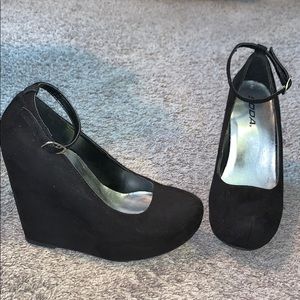 Black wedges